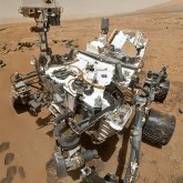 El rover Curiosity tiene un gran agujero en una de sus ruedas